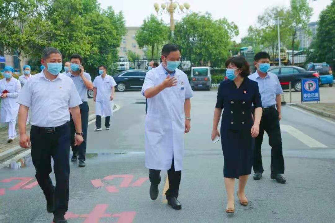 县委副书记、代县长杜娟到县人民医院检查指导疫情防控工作